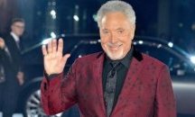 Том Джоунс идва в България