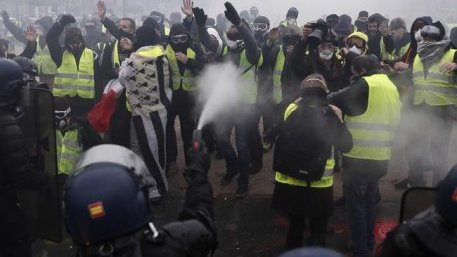 Протестиращи с "жълти жилетки" се появиха и в Турция