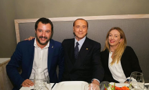 Силвио Берлускони хванат от камерата на Лео Бианки в Катания
