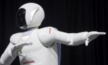 Роботи танцуват на пилон във френски нощен клуб