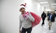 Барак Обама раздаде подаръци на болни деца, дегизиран като Дядо Коледа