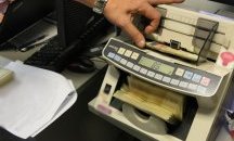 Повдигнаха обвинения срещу четирима данъчни, пети се издирва