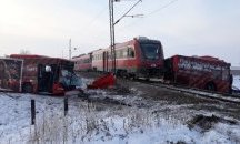 Влак удари автобус на жп прелез край Ниш, има жертви и ранени