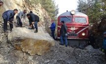 Пътнически влак дерайлира, след като скала падна върху релсите