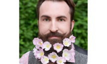 Нов тренд - младоженци вплитат сватбени букети в брадите