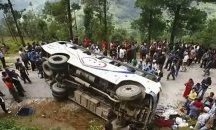 23 души загинаха при автобусна катастрофа с ученици в Непал