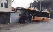 Автобус на градския транспорт се вряза в къща в София