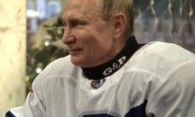 Путин демонстрира умения по хокей на Червения площад в Москва