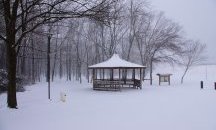 Снеговалежи на много места, вятърът се усилва