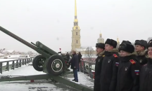 Путин посети Петропавловската крепост в Санкт Петербург и стреля с топ