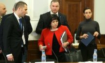 Петкова отрече шоковия скок на индустриалния ток да е заради държавата