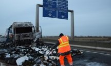 Български шофьор на ТИР пострада при опит да премине през горяща барикада в Кале, камионът изгоря