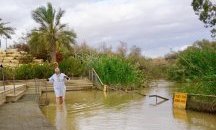 Владо Пенев се кръсти в река Йордан