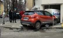 Две коли се врязаха в магазин в София след катастрофа