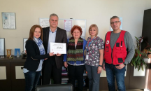 БЧК - Сливен дари средства за кувьоз и раздаде подаръци за 559 деца