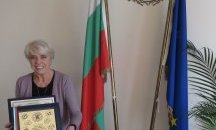 Внучката на поета Стамен Панчев получи връчената му посмъртно награда „Заслужил гражданин на Софийска област“