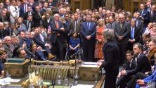 Тереза Мей е изправена пред вот на недоверие, ЕП обсъжда Brexit
