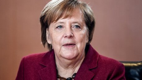 Германия намалява разходите си за отбрана, дава повече на бежанците