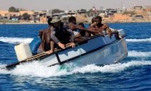 Лодка с десетки мигранти се преобърна край бреговете на Либия