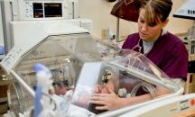 Два пъти по-малко от необходимото са акушерките в България