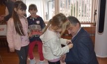 Топли прегръдки раздадоха първолаци от гр. Елена