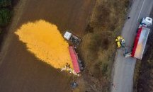 ТИР със зърно се обърна край разградското село Киченица