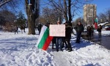Протестиращи граждани на Видин замеряха с домати и яйца жилището на кмета