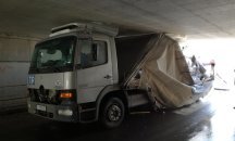 Камион изсипа товара си по комичен начин