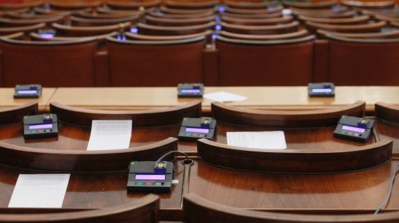 Депутатите от БСП със заплати и без да влизат в пленарната зала