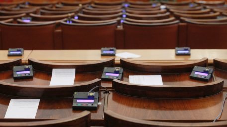 Депутатите от БСП със заплати и без да влизат в пленарната зала