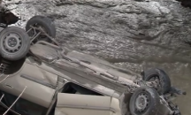 Кола с двегодишно дете падна в дере