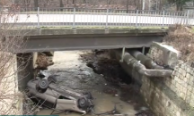 Кола падна по таван в канал във Варна, по чудо няма ранени