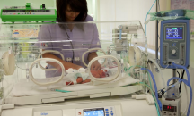 Спасиха зрението на недоносено бебе в чужбина
