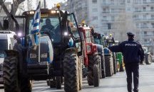 Гръцките фермери остават в стачна готовност