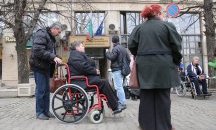 Хора с увреждания протестират пред здравното министерство