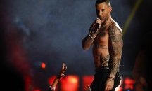 Адам Лавин от "Maroon 5" гол до кръста на Супербола