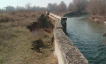 Продължава укрепването на разрушената дига на река Чая