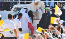 Момиченце се изплъзна на охраната и изненада папата