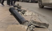 Безобразие в Русе: Изкъртиха колчета и плочки срещу Историческия музей