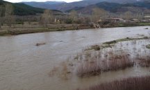 Приток на река Ерма е излязъл от коритото си, залети са приземни етажи