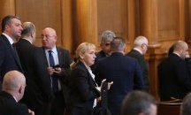 Елена Йончева пита Борисов ще освободи ли Боил Банов