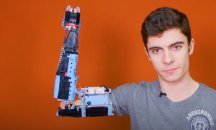 Тийнейджър създава протезни ръце от "Лего"