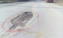 Жители на Горна Оряховица боядисваха дупки в протест срещу лошите пътища