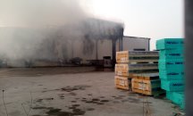 Разследват причините за пожара в цеха във Войводиново