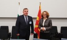 Македонският министър на отбраната проведе първата си среща в НАТО с Каракачанов