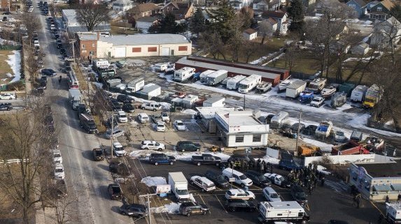 Пет жертви на масова стрелба в Илинойс