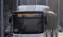 Автобус на столичния градски транспорт се блъсна в стълб
