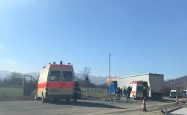 Мъж загина при тежка катастрофа между ТИР и лека кола на Е-79