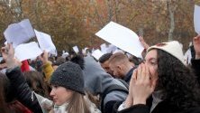 Демонстранти в Албания замериха сградата на правителството с "Молотов"