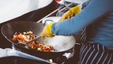 Продължителното готвене замърсява прекалено въздуха в кухнята